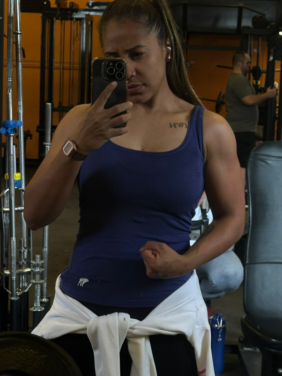 Thais Garcez reconhecendo sua evolução diante do espelho da academia
